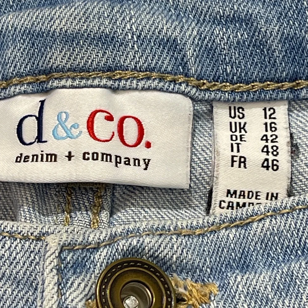 D&CO Classic Light Blue Cropped Women's Jeans SIZE 12 distressed